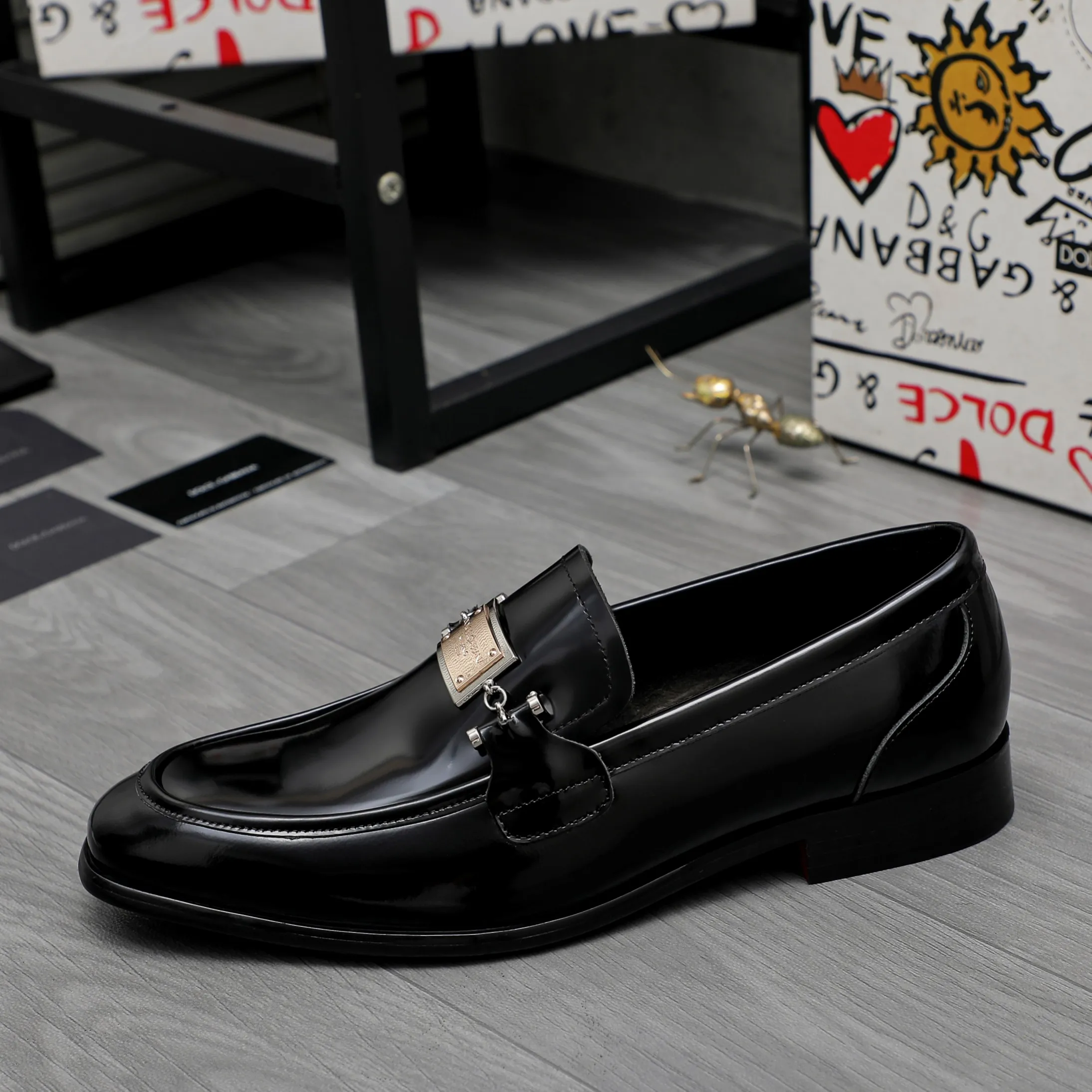 Men's shoes 💰500 Product trademark: DG (Dolce & Gabbana) business casual leather shoes Regular size: 38-45 (45 is custom-made and non-returnable) Product materials: Selected pearlescent cowhide upper, cowhide lining, original outsole